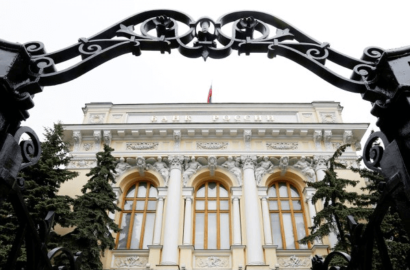 러시아은행 건물위에 러시아 국기가 걸려있는 사진